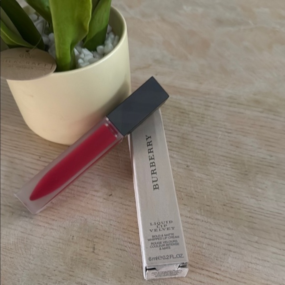 Burberry 🔥 Liquid Velvet Lip Gloss - Military Red